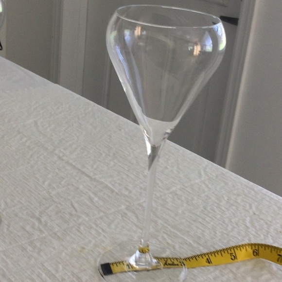 Home 2 wine Glasses has a Elegant look. - Picture 4 of 4